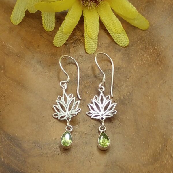 Bali silver earring with peridot