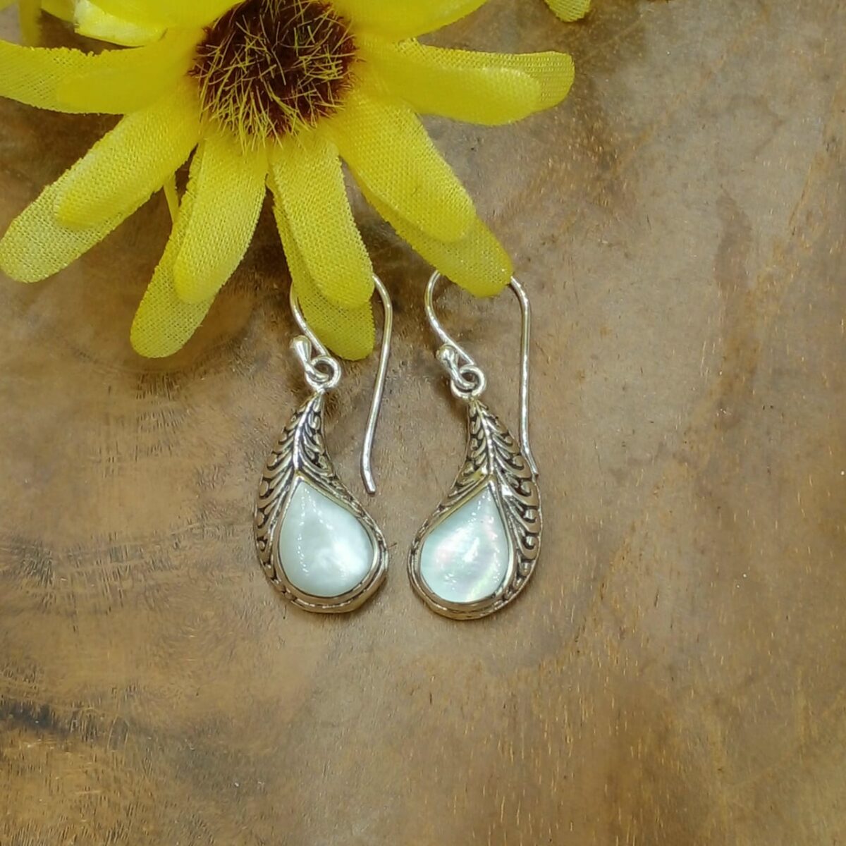 Bali-inspired shell earrings E1728ABLW95