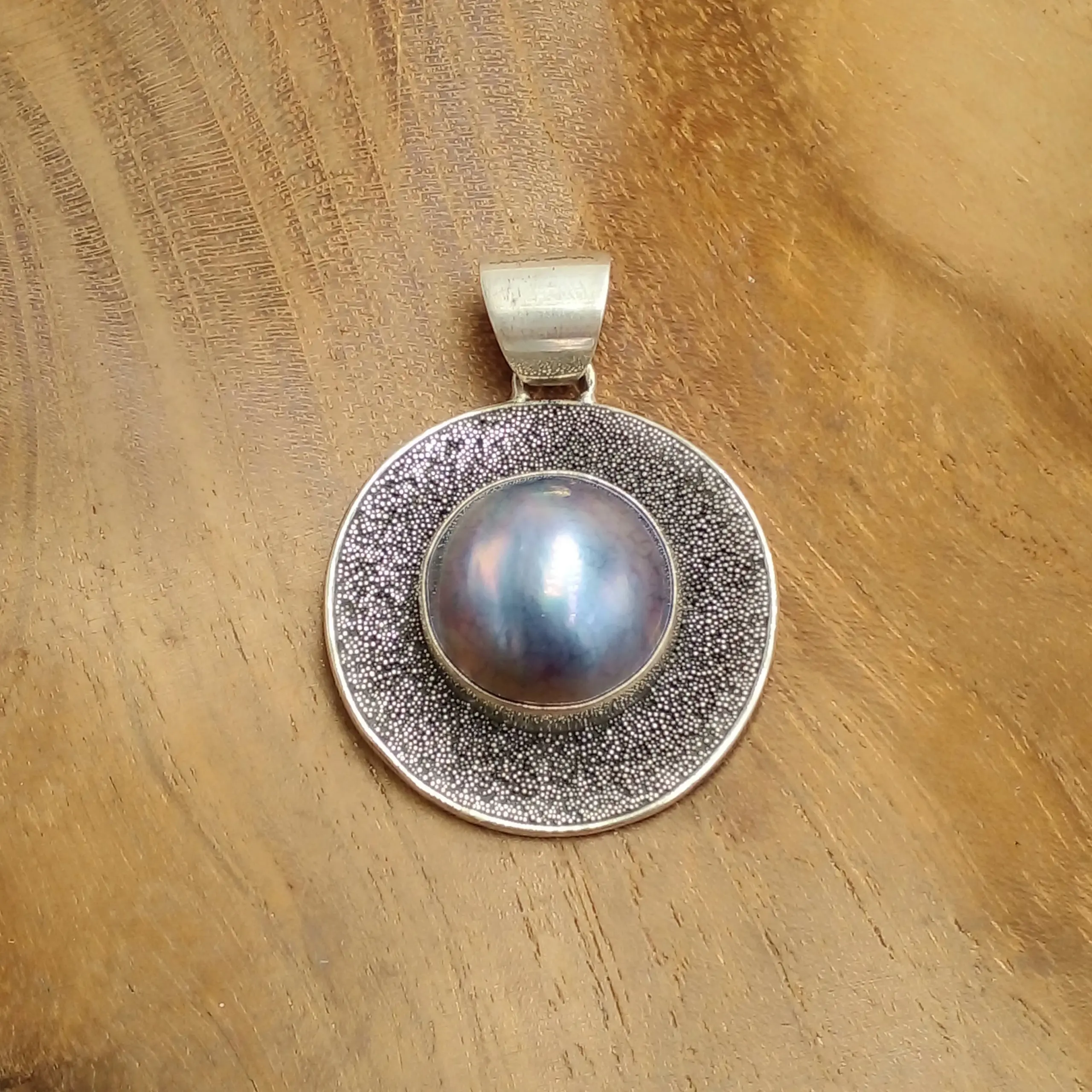 925 Sterling Silver Classic Blue Mabe Pearl Circle Pendant P644MBLW342