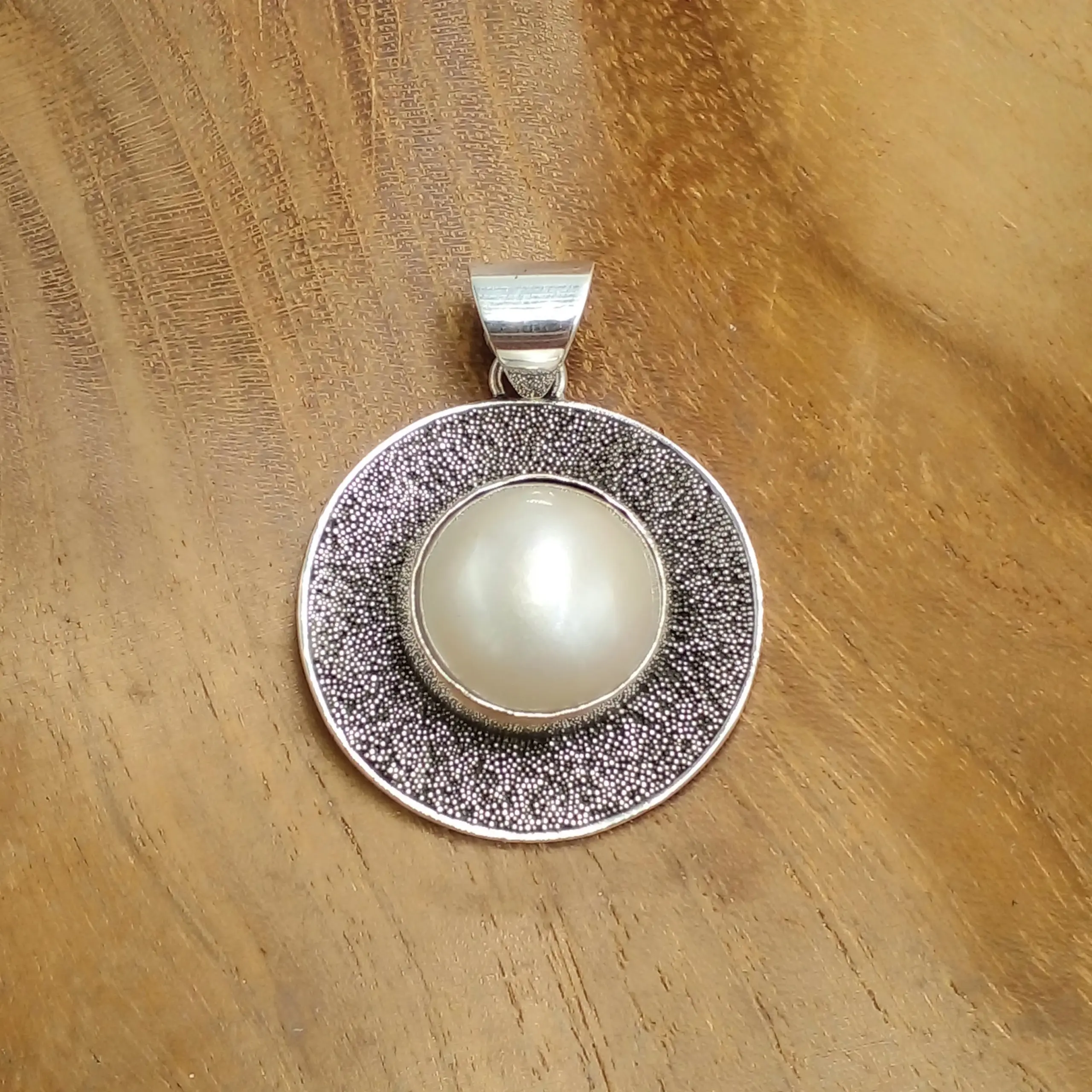 925 Sterling Silver Classic Blue Mabe Pearl Circle Pendant P644MBLW342
