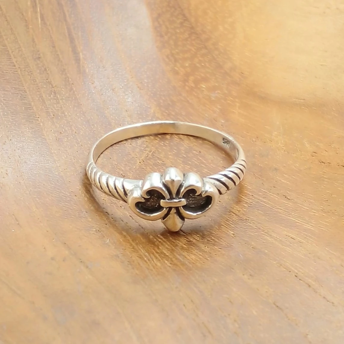 Classic Fleur De Lis Silver Ring R724W160