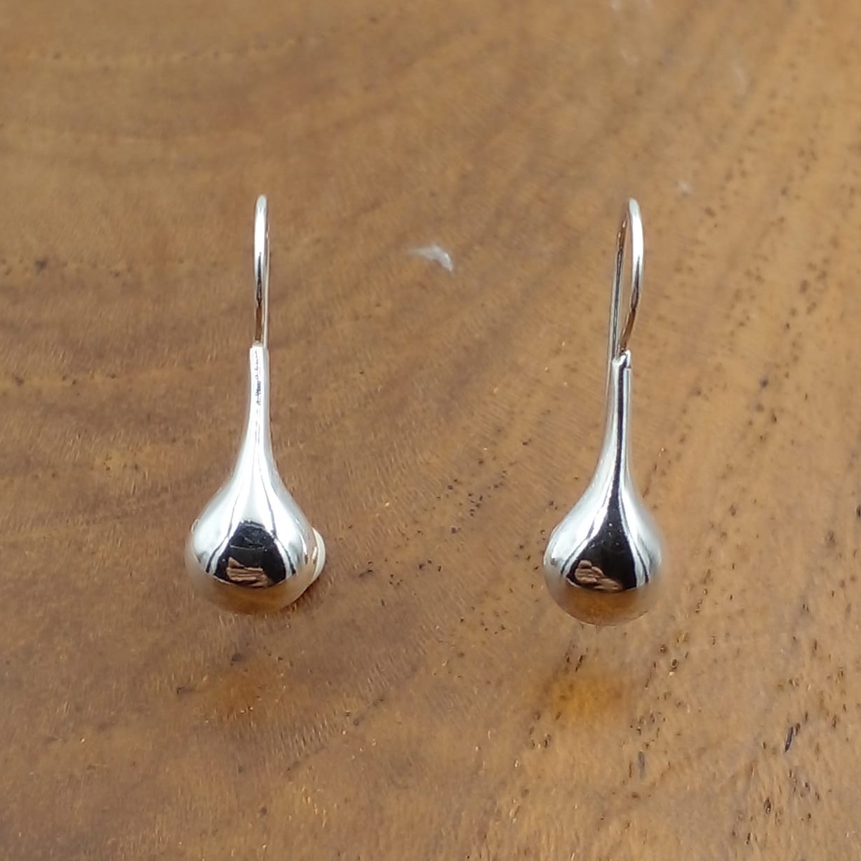 Plain Silver Teardrop Earrings E1679W95