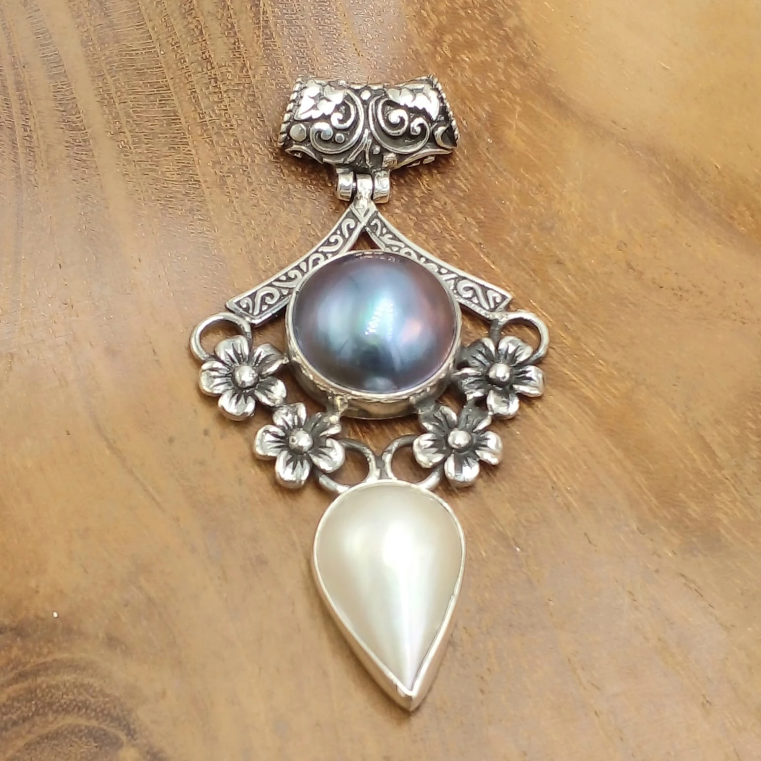 Blue & White Mabe Pearl Ethnic Silver Pendant P652W540