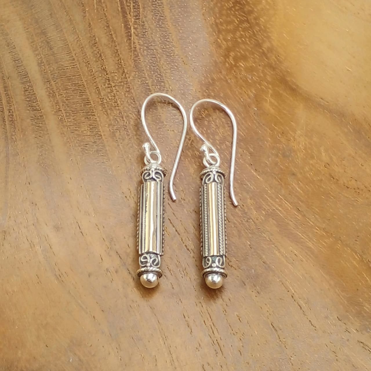 Jawan-style Tubular Silver Earrings E1843W275