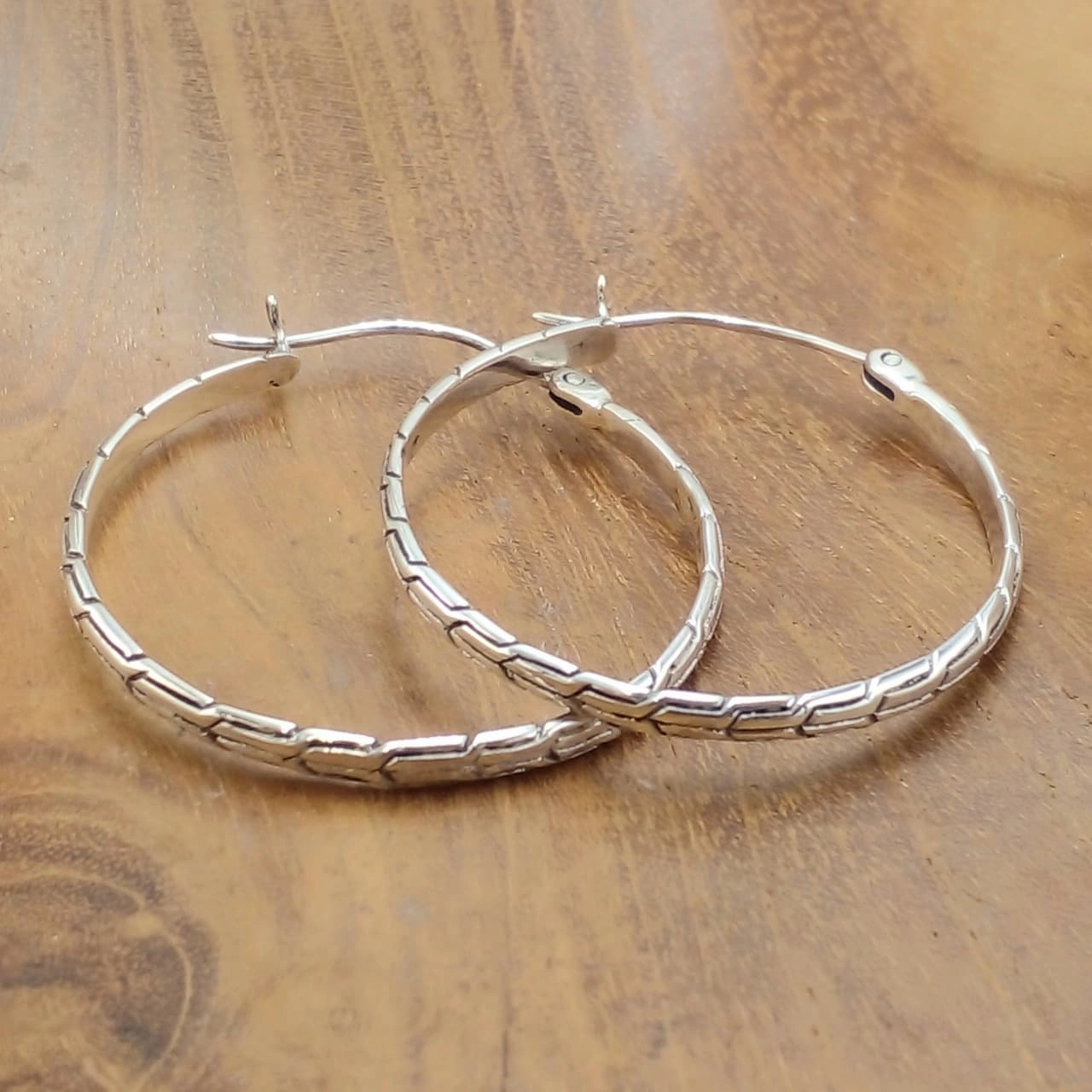 Classic Chain Braided Engraved Silver Hoop Earrings E1874W323