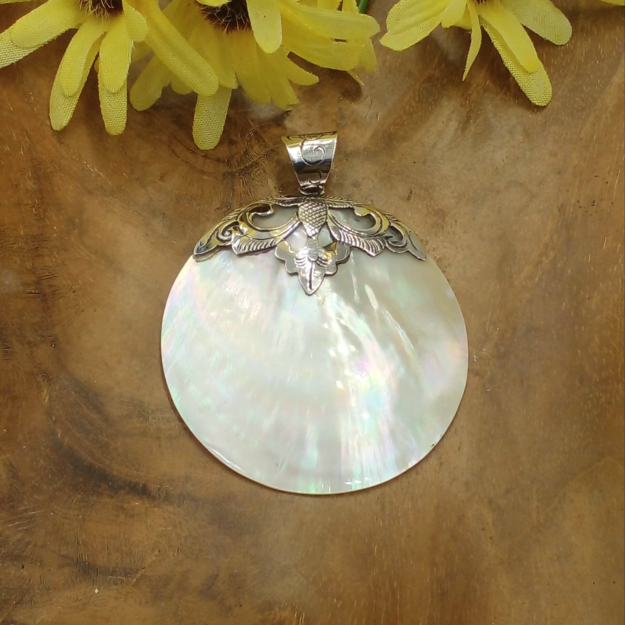 Classic Ethnic Round 925 Silver Mother-of-Pearl Pendant L477MOPW210
