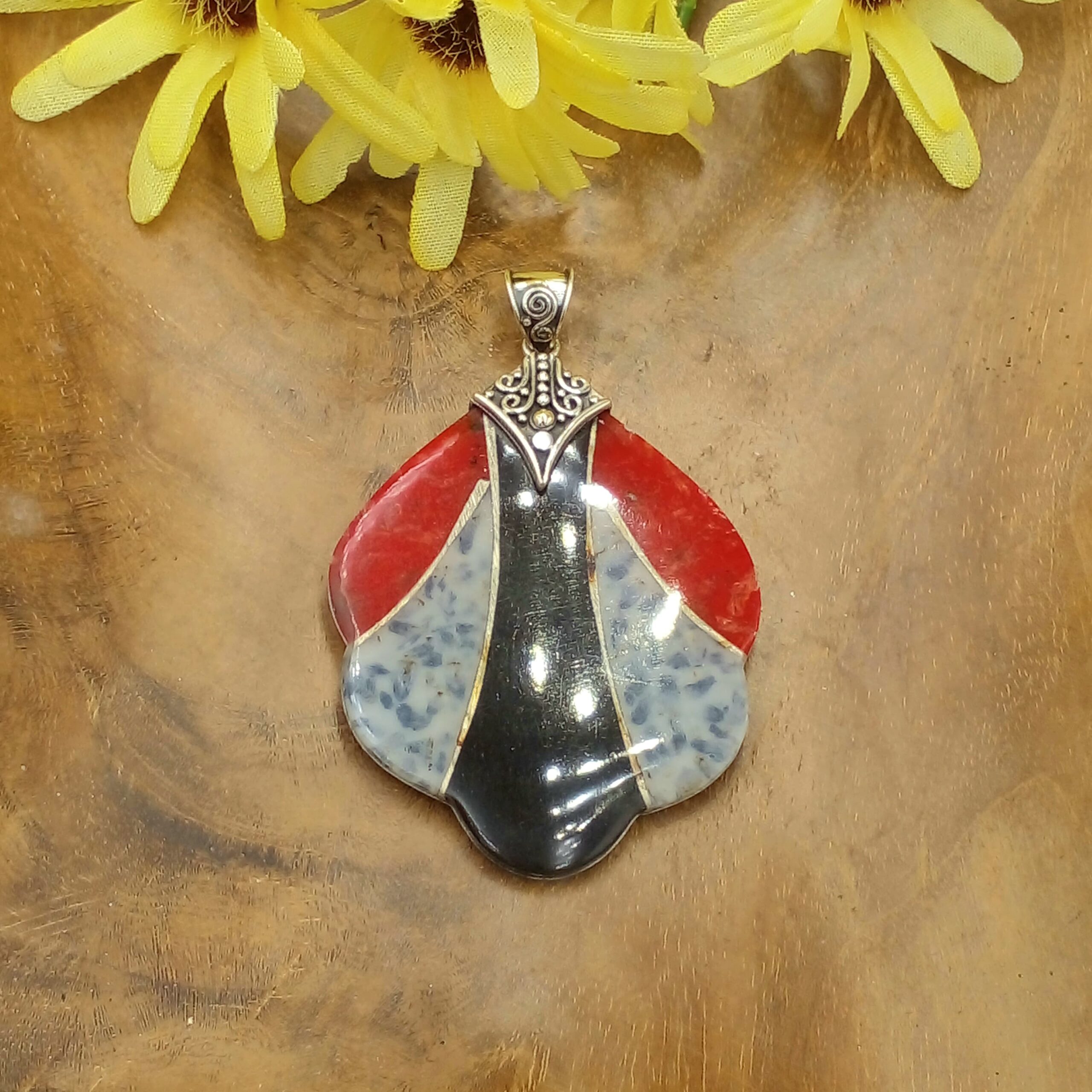 Ethnic Petal-Shaped Pendant Featuring a Three-Color Stone Combination and Silver Ornamentation L488W230